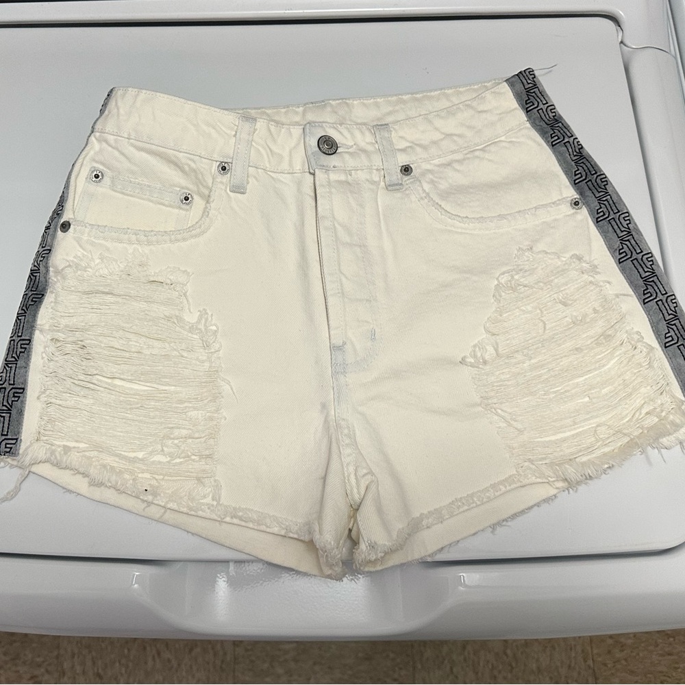 Stylish White Denim Shorts with Side Pattern